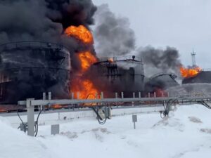 消防队员扑灭俄罗斯布良斯克地区一处储存设施的油罐