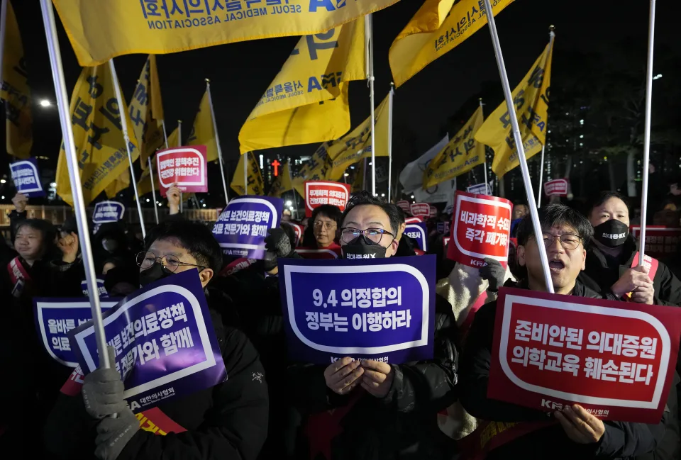 医生们在韩国首尔总统府附近举行集会