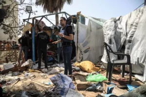 巴勒斯坦流离失所者临时营地遭到以色列轰炸后的损坏情况