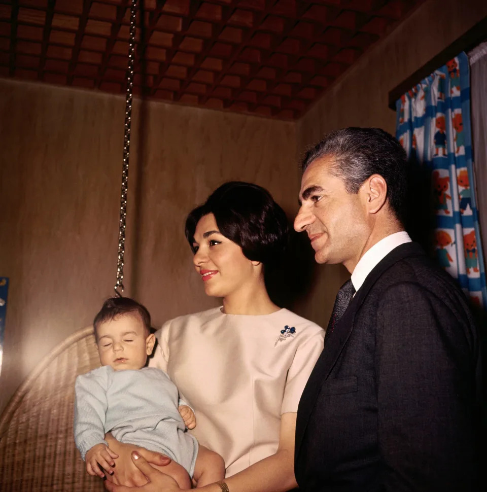 伊朗国王和他的第三任妻子法拉赫迪巴皇后以及他们的儿子礼萨王储