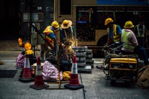 美国建筑工人在道路上施工