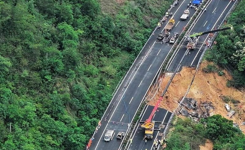 广东梅大高速路面塌陷