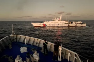 中国海警船拦截一艘前往南海仁爱礁执行补给任务的菲律宾海警船的画面