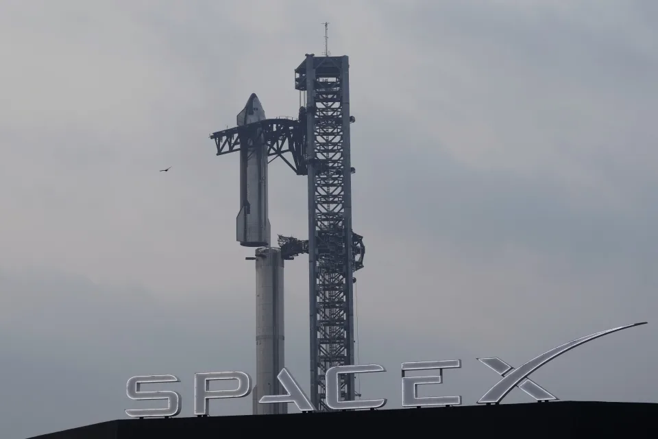 SpaceX 的巨型火箭星际飞船从德克萨斯州博卡奇卡的星际基地进行试飞