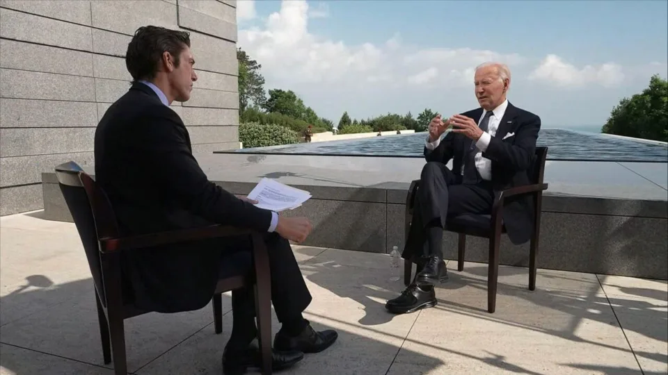 在诺曼底登陆 80 周年之际，ABC新闻的戴维·缪尔 (David Muir) 在法国诺曼底与美国总统乔·拜登进行了访谈