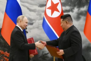 俄罗斯总统弗拉基米尔·普京和朝鲜领导人金正恩在朝鲜平壤举行的伙伴关系签字仪式上