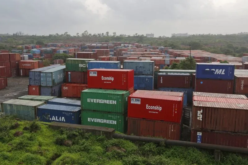 孟买 JNPT 集装箱码头外堆放着大量集装箱