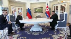 俄罗斯总统弗拉基米尔·普京与朝鲜领导人金正恩在平壤举行会谈