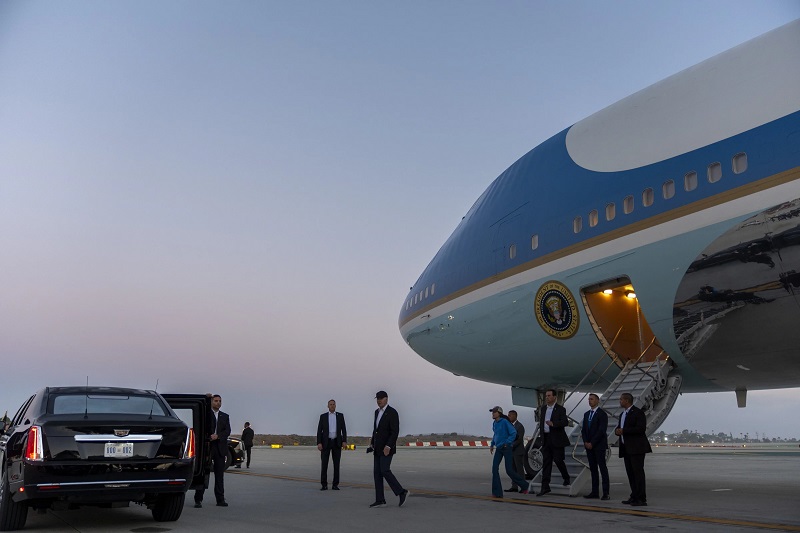 乔·拜登乘坐空军一号抵达洛杉矶