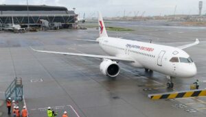 执飞跨境商业包机的中国东方航空公司C919客机抵达香港机场