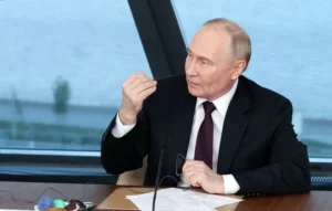 俄罗斯总统普京在圣彼得堡会见国际通讯社编辑