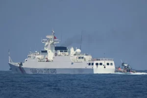 中国海警船在有争议的南海驶过一艘菲律宾渔船