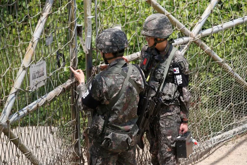 韩国士兵锁上了朝韩非军事区 (DMZ) 附近一处哨所的大门