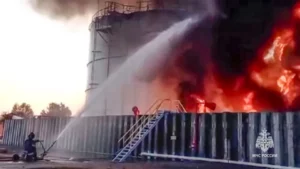 消防员在俄罗斯顿河畔罗斯托夫州亚速区油库火灾现场工作
