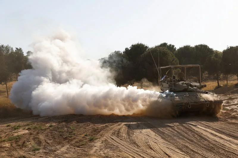 以色列坦克在以色列-加沙边境附近演习