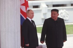 俄罗斯总统弗拉基米尔·普京（左）和朝鲜领导人金正恩