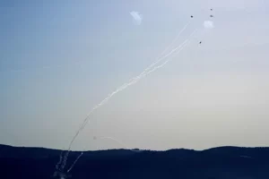 从黎巴嫩发射的火箭弹在以色列边境附近被拦截