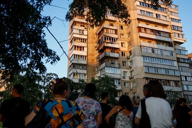 俄军导弹碎片落在基辅郊区的一栋公寓楼上