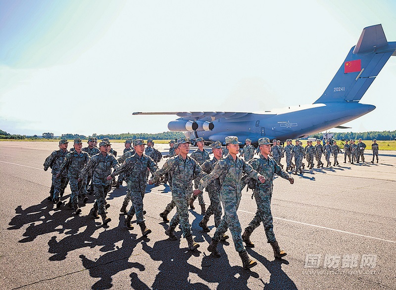 中方参训人员抵达白俄罗斯某空军基地