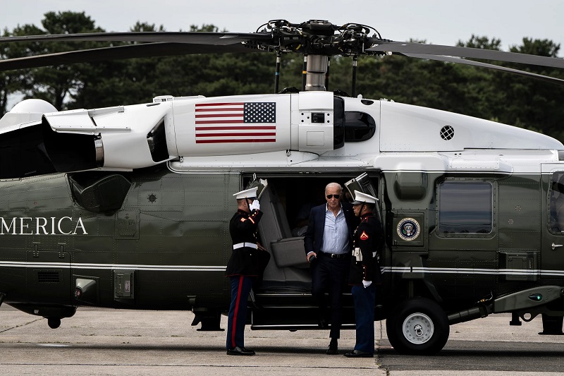 乔·拜登总统乘坐海军陆战队一号抵达纽约州东汉普顿的东汉普顿机场