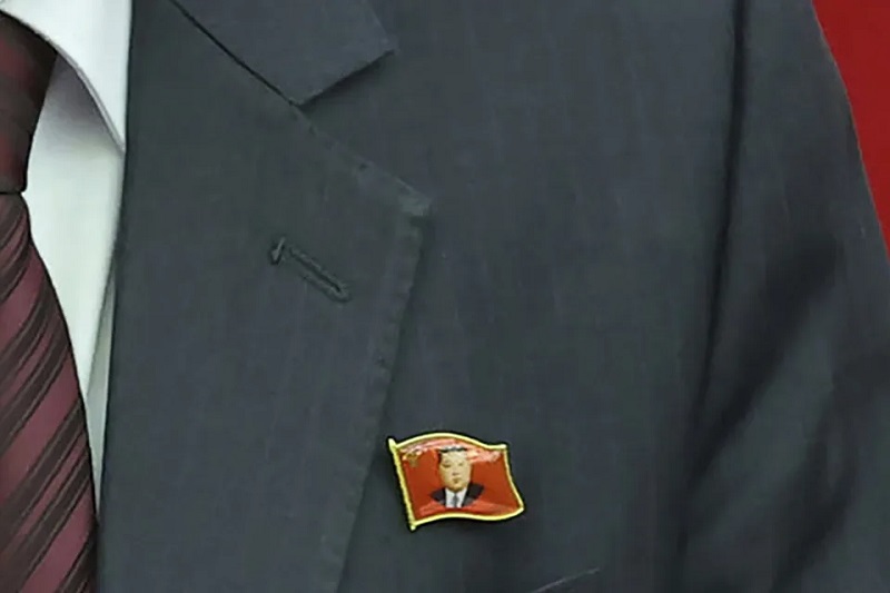 一名高级官员在2024年6月30日星期日平壤举行的执政党会议上佩戴了印有金正恩肖像的领针