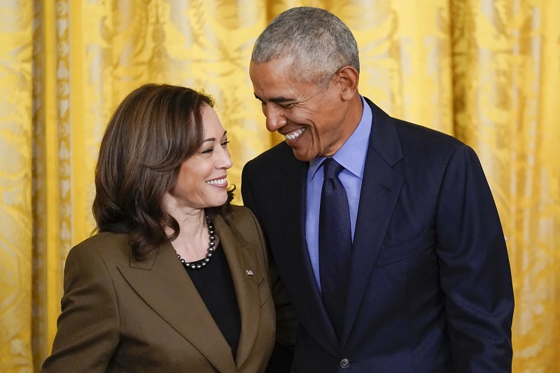 美国前总统巴拉克·奥巴马（Barack Obama）和现副总统卡玛拉·哈里斯（Kamala Harris）