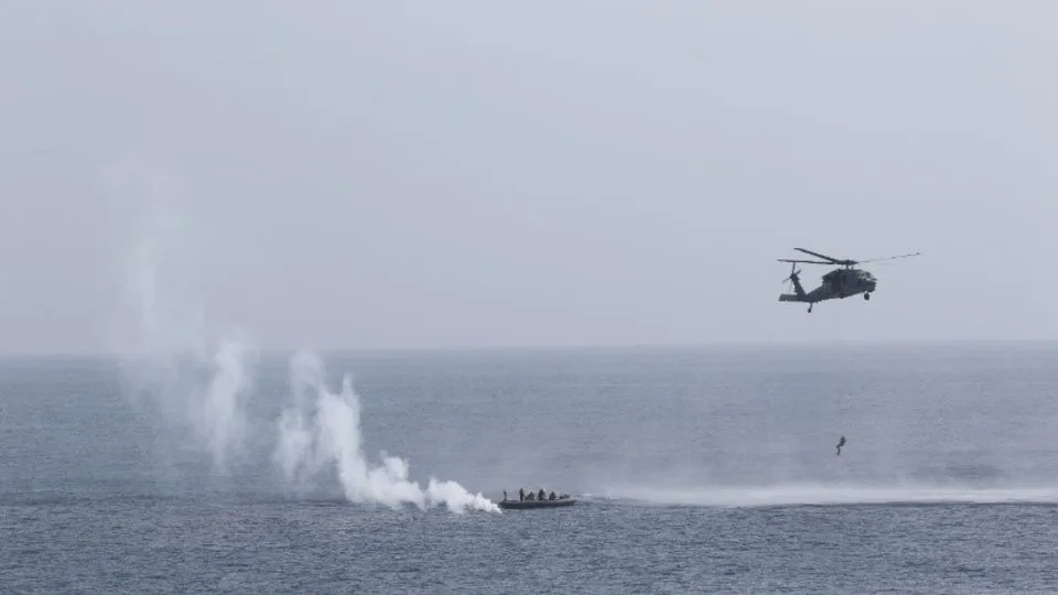 美国海军在阿曼湾国际水域救助了两名伊朗遇险水手