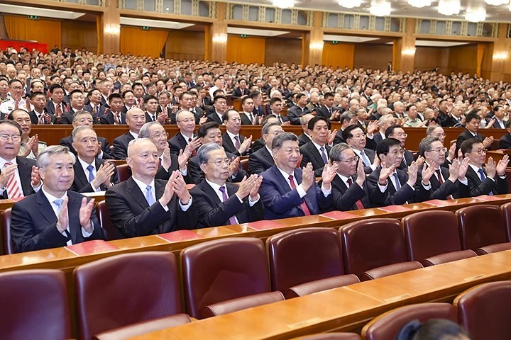 习近平等现任常委和前常委出席音乐会