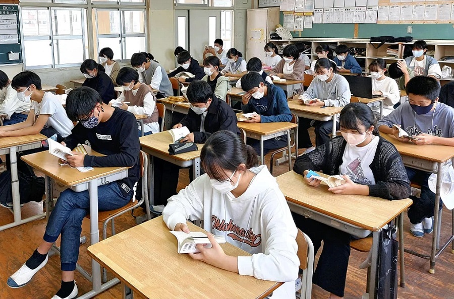 日本某公立学校的中学生正在上课