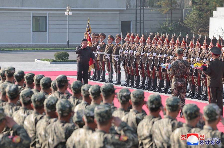 金正恩视察朝鲜人民军第二军指挥部