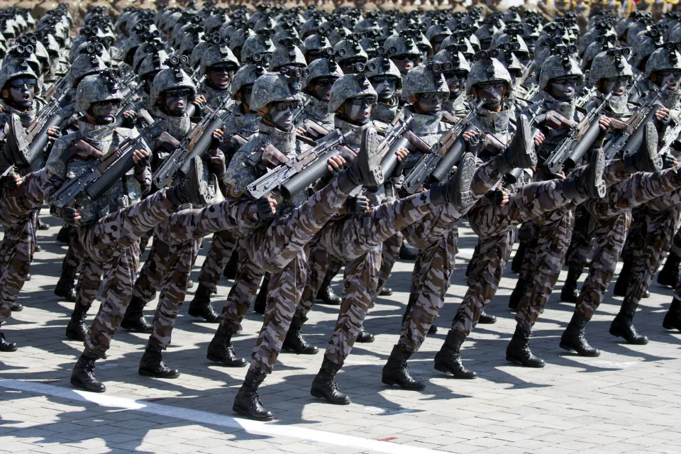 朝鲜士兵在平壤参加朝鲜建国70周年阅兵式