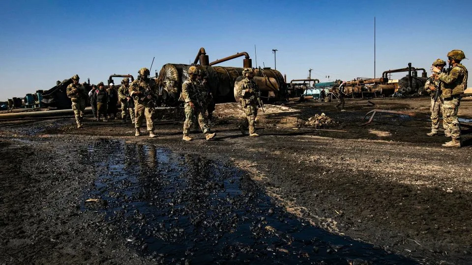 美国士兵视察几天前据报道土耳其炮击叙利亚库尔德人控制的东北部哈塞克省鲁迈兰郊区一处石油开采设施的现场