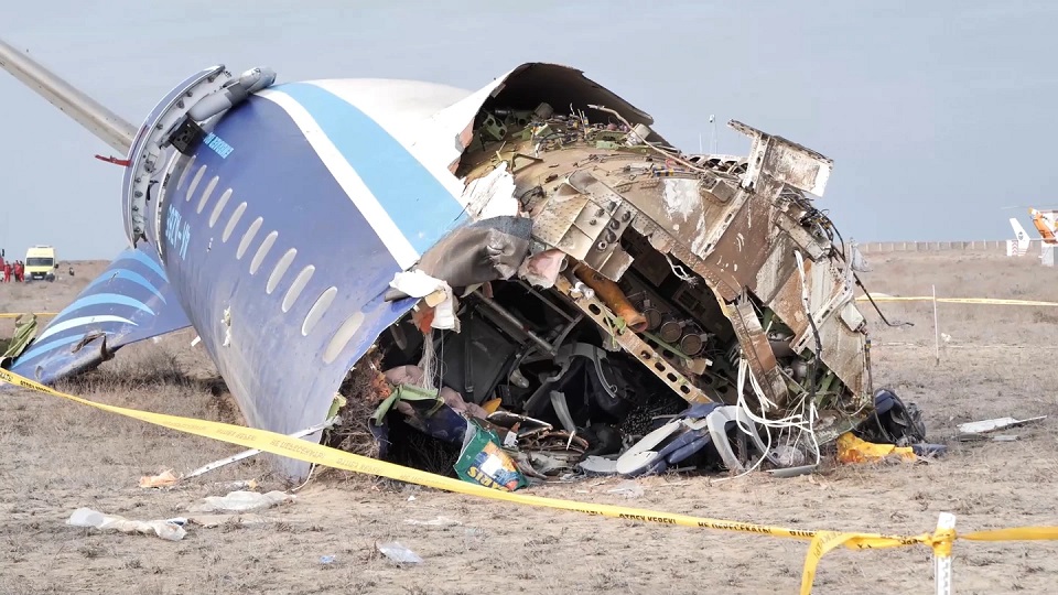 阿塞拜疆航空公司Embraer190的残骸散落在哈萨克斯坦阿克套机场附近的地面上