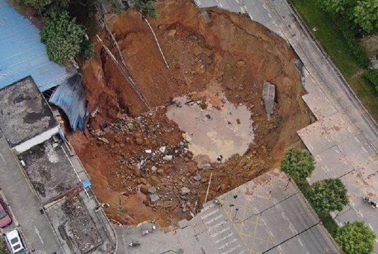 广东深圳市宝安区航城街道洲石路的深江铁路5标段施工现场突发地面坍塌