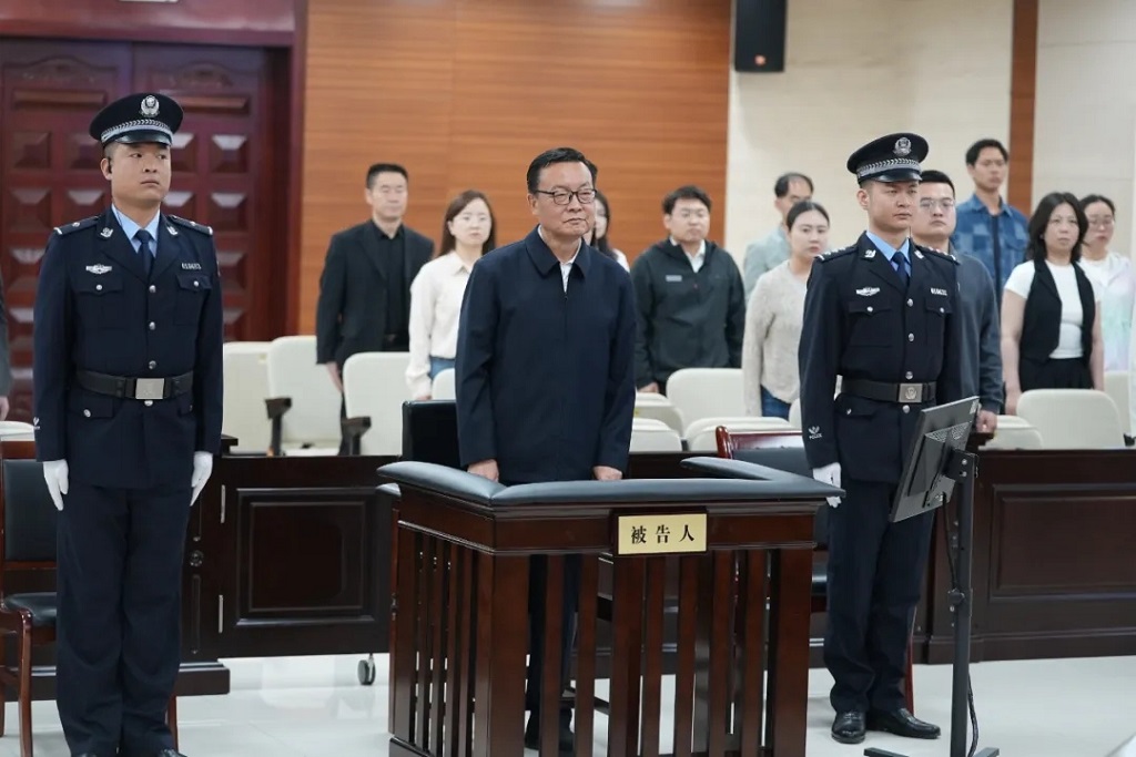 李鹏新出庭受审