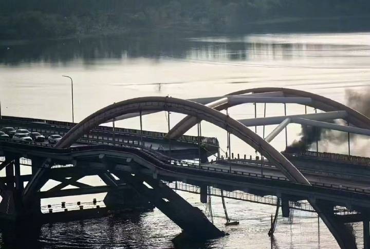 顺平路潮白河大桥起火后坍塌