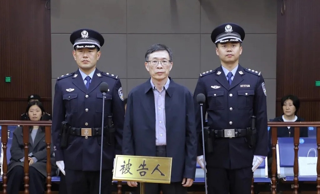 李华峰出庭受审