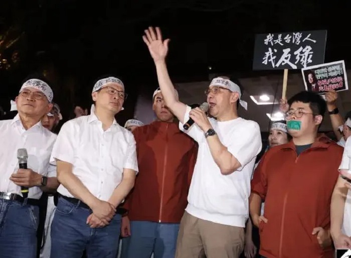 国民党主席朱立伦发动“战独裁，站出来”北检集结，呼吁罢免赖清德