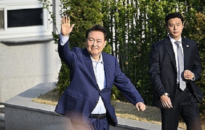 韩国前总统尹锡悦离开总统官邸返回私宅