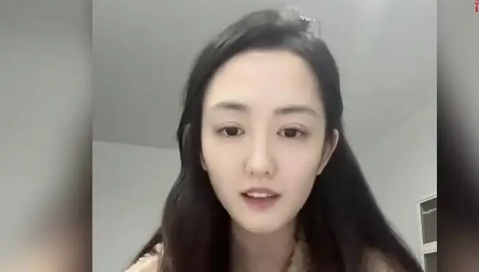 卿晨璟靓在网络直播中