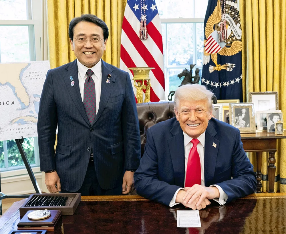 日本经济再生大臣赤泽亮正与美国总统唐纳德·特朗普